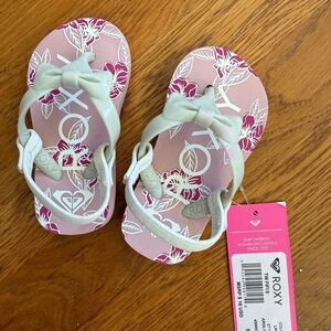 BNWT Roxy Kids Sandals - Pink Floral with White Accents, size 5